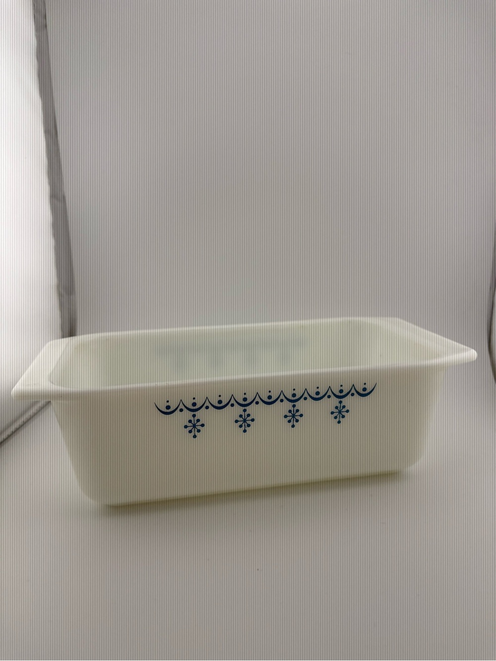 Pyrex 913 Snowflake Garland Loaf Pan 8.5x4.5x2.5